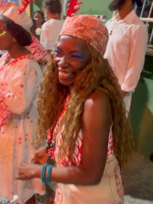 Regina Casé Instagram - Yemanjá da Preguiça!
#tbt dessa festa que até agora reverbera em nossos corações!
na feira,aqui em casa,no Dique, no Cortejo ,no mar...
a cada segundo vem à memória um momento mais lindo que o outro...
assim como esse carrossel que você está rodando...
todo dia chegam mais e mais imagens dos amigos,de gente que se  juntou a nós nas ruas...
10 anos do nosso Cortejo e cada vez fica melhor!
Sempre na madrugada do dia 1 para o dia 2 de fevereiro🤍
Você já veio à nossa festa alguma vez?