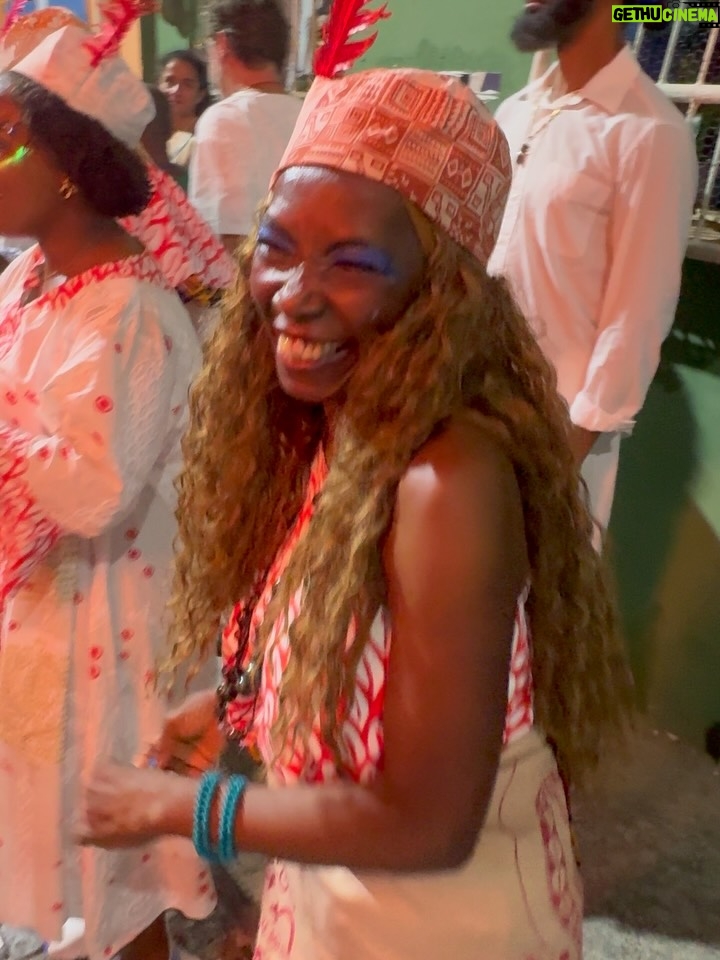 Regina Casé - 43.7K Likes - Yemanjá da Preguiça!
#tbt dessa festa que até agora reverbera em nossos corações!
na feira,aqui em casa,no Dique, no Cortejo ,no mar...
a cada segundo vem à memória um momento mais lindo que o outro...
assim como esse carrossel que você está rodando...
todo dia chegam mais e mais imagens dos amigos,de gente que se  juntou a nós nas ruas...
10 anos do nosso Cortejo e cada vez fica melhor!
Sempre na madrugada do dia 1 para o dia 2 de fevereiro🤍
Você já veio à nossa festa alguma vez?