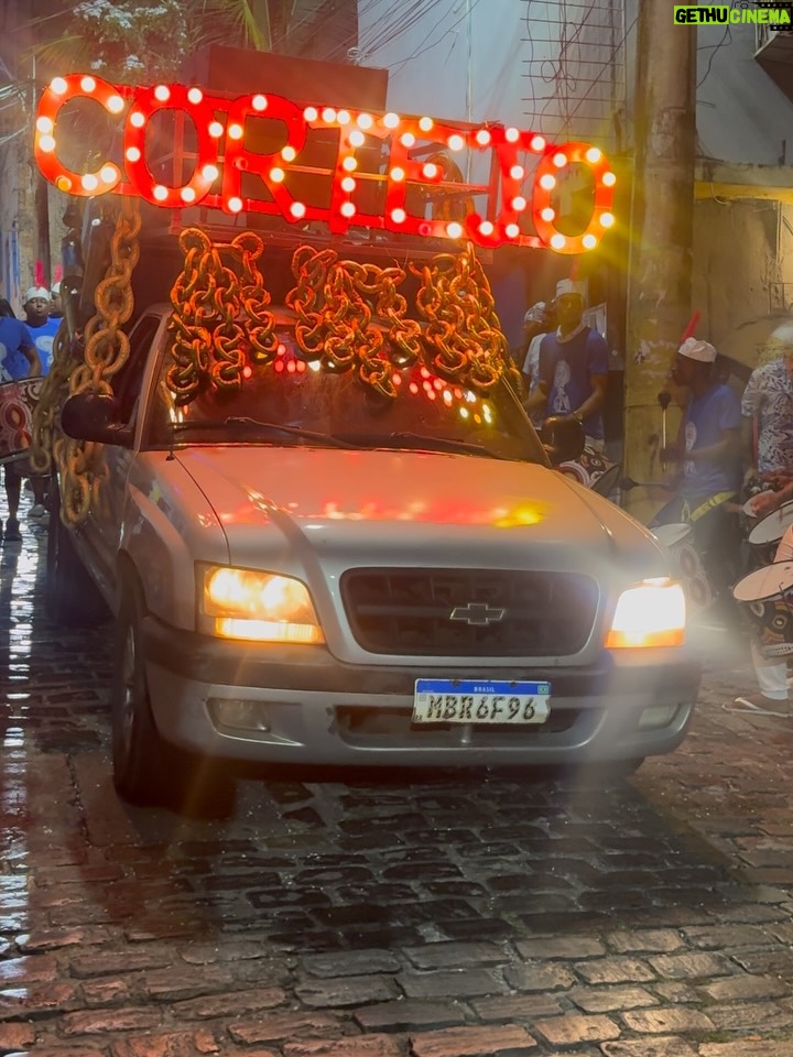 Regina Casé - 43.7K Likes - Yemanjá da Preguiça!
#tbt dessa festa que até agora reverbera em nossos corações!
na feira,aqui em casa,no Dique, no Cortejo ,no mar...
a cada segundo vem à memória um momento mais lindo que o outro...
assim como esse carrossel que você está rodando...
todo dia chegam mais e mais imagens dos amigos,de gente que se  juntou a nós nas ruas...
10 anos do nosso Cortejo e cada vez fica melhor!
Sempre na madrugada do dia 1 para o dia 2 de fevereiro🤍
Você já veio à nossa festa alguma vez?