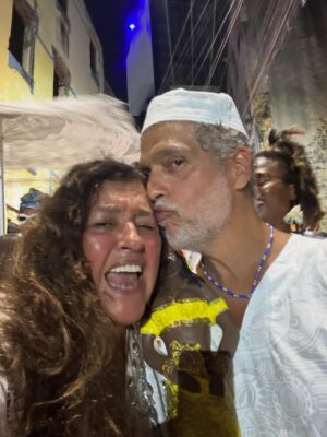 Regina Casé Instagram - Yemanjá da Preguiça!
#tbt dessa festa que até agora reverbera em nossos corações!
na feira,aqui em casa,no Dique, no Cortejo ,no mar...
a cada segundo vem à memória um momento mais lindo que o outro...
assim como esse carrossel que você está rodando...
todo dia chegam mais e mais imagens dos amigos,de gente que se  juntou a nós nas ruas...
10 anos do nosso Cortejo e cada vez fica melhor!
Sempre na madrugada do dia 1 para o dia 2 de fevereiro🤍
Você já veio à nossa festa alguma vez?