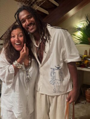 Regina Casé Instagram - Yemanjá da Preguiça!
#tbt dessa festa que até agora reverbera em nossos corações!
na feira,aqui em casa,no Dique, no Cortejo ,no mar...
a cada segundo vem à memória um momento mais lindo que o outro...
assim como esse carrossel que você está rodando...
todo dia chegam mais e mais imagens dos amigos,de gente que se  juntou a nós nas ruas...
10 anos do nosso Cortejo e cada vez fica melhor!
Sempre na madrugada do dia 1 para o dia 2 de fevereiro🤍
Você já veio à nossa festa alguma vez?