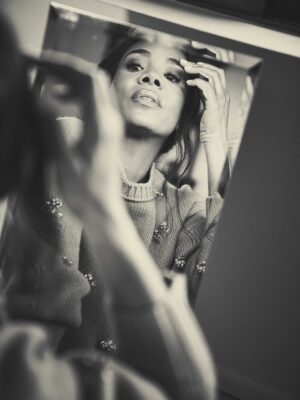 Regina Hall Instagram - @ellecanada 🤍🤍🤍

Styling: @edmondalison 
Makeup: @basedkenken 
Hair: @embreetheory 
📸: @guyaroch