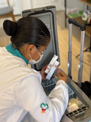 Renata Silveira Instagram - Hoje foi dia de prevenção por aqui! 

A @beepsaude sempre vem vacinar a Rafa com todo cuidado e segurança! Dessa vez, fizemos o pacote Meningites B   ACWY. 

O agendamento é todo digital, e o atendimento é cheio de carinho e praticidade. E eles aceitam mais de 40 planos de saúde! 

Está em dia com as vacinas dos seus pequenos? Use meus cupons: 

✅RESILVEIRA - 15% off em exames e 5% off em vacinas 
✅RESILVEIRA50 - R$50 de desconto na primeira compra
✅MENINGO130BEEP – R$130 OFF no pacote Meningites (ACWY   B)