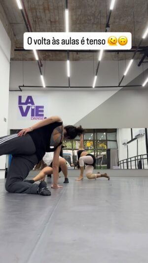 Renata Silveira Instagram - 54 dias depois do nascimento da Rafa eu voltei a praticar exercício físico.
E o primeiro treino não poderia ser diferente: uma aula de Jazz na La Vie. @academialaviedanse 💜✨

Voltei enferrujada? Sim.
Cansada? Também.
Mas voltei feliz, inteira e com o coração transbordando.

Minha meta agora é simples e poderosa:
me movimentar todos os dias, seja dançando, malhando, no yoga… o importante é não parar.

Porque cuidar de mim também é uma forma de cuidar dela. 💕