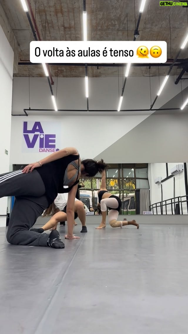 Renata Silveira - 576 Likes - 54 dias depois do nascimento da Rafa eu voltei a praticar exercício físico.
E o primeiro treino não poderia ser diferente: uma aula de Jazz na La Vie. @academialaviedanse 💜✨

Voltei enferrujada? Sim.
Cansada? Também.
Mas voltei feliz, inteira e com o coração transbordando.

Minha meta agora é simples e poderosa:
me movimentar todos os dias, seja dançando, malhando, no yoga… o importante é não parar.

Porque cuidar de mim também é uma forma de cuidar dela. 💕