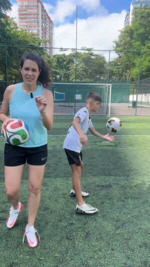 Renata Silveira Instagram - A mira da mãe tá como… 🎯 #berefut #futebol #desafio #tiktokesportes #maeefilho