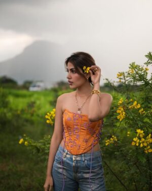 Rhea Chakraborty Instagram - India is magical, never fails to surprise me. Shooting in the southern part of India, we found a gem.
Pollachi, you have my ♥️ 

Some bts @mtvroadies 💫

necklace: @paromapopat 
hand stack: @xagoofficial