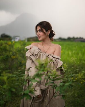 Rhea Chakraborty Instagram - India is magical, never fails to surprise me. Shooting in the southern part of India, we found a gem.
Pollachi, you have my ♥️ 

Some bts @mtvroadies 💫

necklace: @paromapopat 
hand stack: @xagoofficial