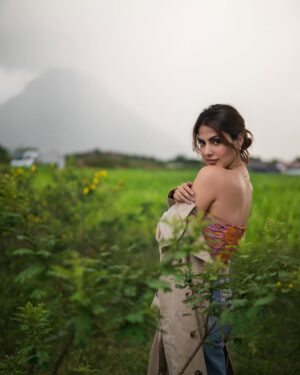Rhea Chakraborty Instagram - India is magical, never fails to surprise me. Shooting in the southern part of India, we found a gem.
Pollachi, you have my ♥️ 

Some bts @mtvroadies 💫

necklace: @paromapopat 
hand stack: @xagoofficial