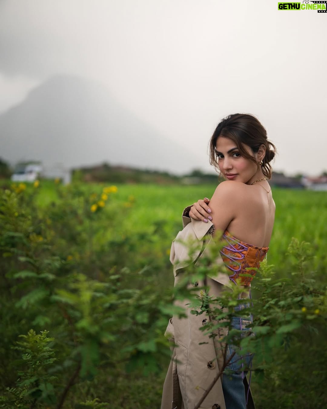 Rhea Chakraborty - 577.6K Likes - India is magical, never fails to surprise me. Shooting in the southern part of India, we found a gem.
Pollachi, you have my ♥️ 

Some bts @mtvroadies 💫

necklace: @paromapopat 
hand stack: @xagoofficial