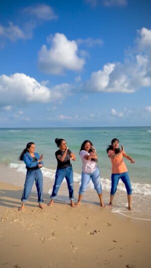 Rhema Ashok Instagram - That was our celebration dance after a successful seminar in Ramnad with my team girls 😎✨

@rhemas_bellezza_atelier