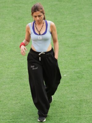 Riddhi Dogra Instagram - This is your captain speaking - If intentions are good….Trust ho ya game - Blind bhi victory deta hai!! 

Team work is dream work. Was such a good day !
🥳

Styling @stylebysaachivj 
Pants @hophead.apparel hi @rithvikk_dhanjani 😘