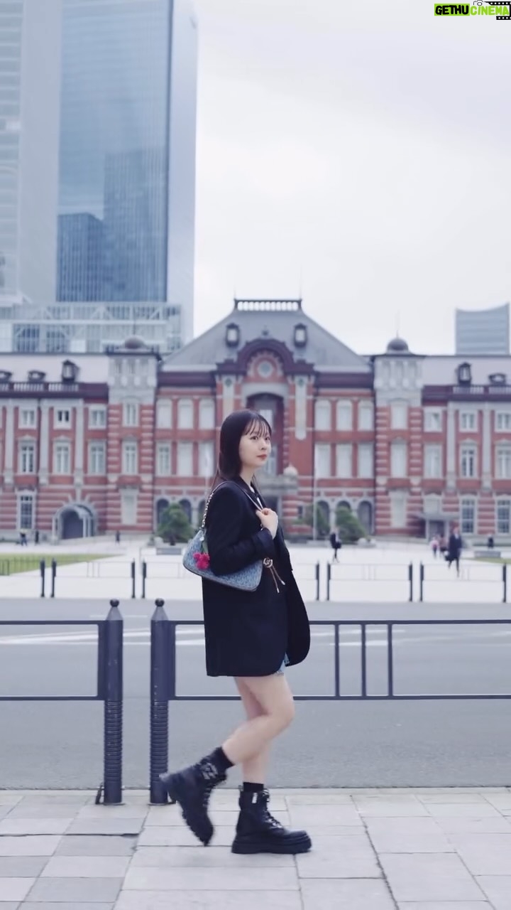 Riko - 4.2K Likes - 東京を歩く日。
どんなスタイルにも合わせやすい @michaelkors の NOLITA と一緒に👜

モダンとクラシックが混ざる街をゆっくり探索してきました🏢

旅する気分で持ちたくなるバッグ。

#michaelkors
#マイケルコース
#PR