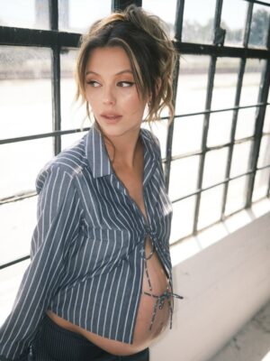 Riley Voelkel Instagram - More from the vault 🖤

Hair: @amelianaireshair 
Makeup: @tatianakazana 
Photography: @mike.c.robertson