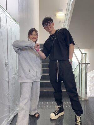 Rin Takahashi Instagram - ✨【ご報告】✨

このたび、
パーソナルトレーナーとして活動させていただくことになりました🙇‍♀️✨

YouTubeでもご報告させていただいた通り、
2月から女性専用のパーソナルトレーナーとして
大好きなCHANCE GYM新宿店で働かせていただくことになりました❤️‍🔥

私は現在もグラビアのお仕事を続けながら
常に人に見られる世界で働く中で
体型やコンディション、
そして心の状態と向き合ってきました。

「太ったね」という何気ない一言に傷つき、
痩せたいのに痩せられない自分が嫌いでした。
食べることが怖くなり、
無理なダイエットを繰り返していた時期もあります。

コロナ禍をきっかけに、
毎日少しずつスクワットを続けるようになり、
気付けば運動そのものが
楽しいと感じられるようになりました☺️

体重計には乗っていませんでしたが、
体が変わっていくことが嬉しくて
約2年後には 17kgの減量 につながっていました🔥

でも「痩せた＝健康」ではありませんでした。
食べることへの恐怖は残り、
肌や心は決して良い状態とは言えませんでした。

これまで約2年間、CHANCE GYMに通いながら
担当の染谷トレーナーのもとで
トレーニングや食事について
たくさん学ばせていただいてきました。

その中で、
まさか自分が経験することもないと思っていた
ボディコンテストにも挑戦させていただき、
体づくりだけでなく
自分自身と向き合う大切さも学びました。

染谷トレーナーから
「3食しっかり食べることの大切さ」
「体を動かすことの楽しさ」を改めて学び
きちんと食べて体を動かすことで
体だけでなくメンタルも整っていくことを
自分自身の体で実感しました。

今はきちんと食べて、動いて、
心身ともに健康な日々を送ることができています。
そして今では、自分のことを好きだと
胸を張って言えるようになりました☺️

この経験や知識を
今度はたくさんの方に知っていただきたい。
体だけでなく、
心も一緒に整えていけたら嬉しい。
体型のことで悩んでいる方や
気持ちが落ち込んでいる方の力になりたい。
そんな想いからパーソナルトレーナーとしての
一歩を踏み出しました。

私は
女性専用のパーソナルトレーナーとして、
一人ひとりのお悩みに寄り添いながら
心と体の健康を大切にサポートしていきます。

一緒に自分が好きな自分を目指して
食事も体も整えてみませんか？☺️✨

ご興味のある方は、
公式LINEよりお気軽にご連絡ください🙇‍♀️

よろしくお願いいたします🥰

@skazu1019 
@rinrin_diaryn 

@chance.shinjuku 
@chance.gym