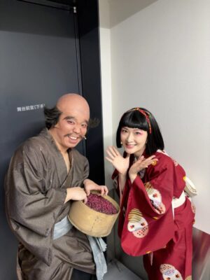 Rina Ikoma Instagram - #ミュージカル　#どろんぱ

本日もご来場いただきありがとうございました😈✨
だんだんどろんぱの噂が広まっていっている様に感じますっ

劇場を包み込む皆さまの優しさや、俳優陣の気持ちを受け取ってくださるところに我々はほんとーにっパワーをいただいてますありがとうございます😭✨✨

明日は、、マチソワっっ
頑張るぞっっ！！💪

写真は
小豆洗いの#星賢太　くん！！

ベテランのオーラ纏ってますが同世代でした。
超先輩に対してくん付けしてごめんねてへって一瞬思ったけど同世代でした。

大事だから2回いいましたが

まー！！
落ち着き様が凄まじい。
アクションアシスタントもしているので、
全員に分かりやすくより良い場面にする為に奮闘している姿はすっごい勉強になりました。

経験値半端ない。

さらっとめちゃくちゃカッコいい技やるし。
あれなんなんだ。まじすごい。。

小豆洗いとして小豆をとにかく洗っている。
差し込んでるなー。笑笑

座敷童子の好物の小豆飯は
小豆洗いが作ってくれたやつと私は思っております🫘

子泣きじじいもやってます！！

皆さまは、推し増えましたか？？

生駒目線ですがみんなの解説もしながら紹介しますね(*´꒳`*)