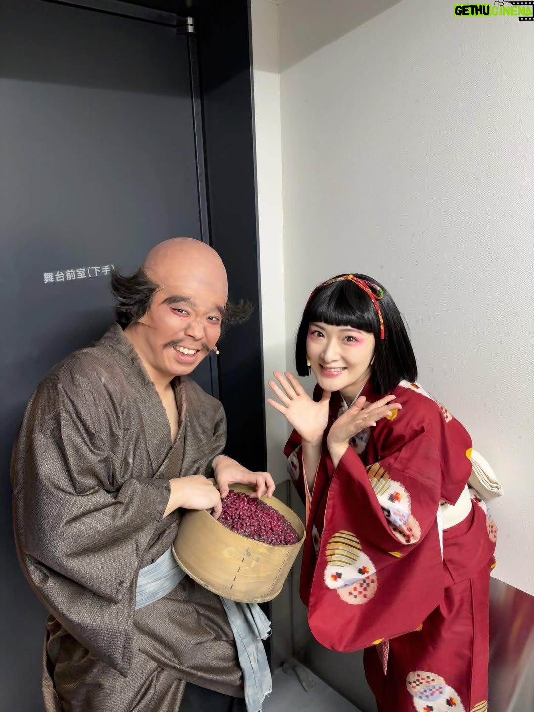 Rina Ikoma - 4.4K Likes - #ミュージカル　#どろんぱ

本日もご来場いただきありがとうございました😈✨
だんだんどろんぱの噂が広まっていっている様に感じますっ

劇場を包み込む皆さまの優しさや、俳優陣の気持ちを受け取ってくださるところに我々はほんとーにっパワーをいただいてますありがとうございます😭✨✨

明日は、、マチソワっっ
頑張るぞっっ！！💪

写真は
小豆洗いの#星賢太　くん！！

ベテランのオーラ纏ってますが同世代でした。
超先輩に対してくん付けしてごめんねてへって一瞬思ったけど同世代でした。

大事だから2回いいましたが

まー！！
落ち着き様が凄まじい。
アクションアシスタントもしているので、
全員に分かりやすくより良い場面にする為に奮闘している姿はすっごい勉強になりました。

経験値半端ない。

さらっとめちゃくちゃカッコいい技やるし。
あれなんなんだ。まじすごい。。

小豆洗いとして小豆をとにかく洗っている。
差し込んでるなー。笑笑

座敷童子の好物の小豆飯は
小豆洗いが作ってくれたやつと私は思っております🫘

子泣きじじいもやってます！！

皆さまは、推し増えましたか？？

生駒目線ですがみんなの解説もしながら紹介しますね(*´꒳`*)
