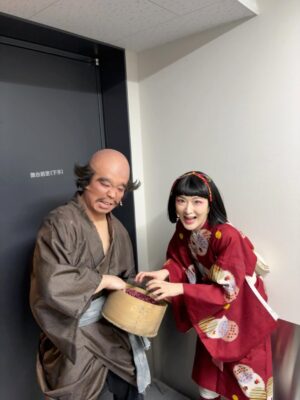 Rina Ikoma Instagram - #ミュージカル　#どろんぱ

本日もご来場いただきありがとうございました😈✨
だんだんどろんぱの噂が広まっていっている様に感じますっ

劇場を包み込む皆さまの優しさや、俳優陣の気持ちを受け取ってくださるところに我々はほんとーにっパワーをいただいてますありがとうございます😭✨✨

明日は、、マチソワっっ
頑張るぞっっ！！💪

写真は
小豆洗いの#星賢太　くん！！

ベテランのオーラ纏ってますが同世代でした。
超先輩に対してくん付けしてごめんねてへって一瞬思ったけど同世代でした。

大事だから2回いいましたが

まー！！
落ち着き様が凄まじい。
アクションアシスタントもしているので、
全員に分かりやすくより良い場面にする為に奮闘している姿はすっごい勉強になりました。

経験値半端ない。

さらっとめちゃくちゃカッコいい技やるし。
あれなんなんだ。まじすごい。。

小豆洗いとして小豆をとにかく洗っている。
差し込んでるなー。笑笑

座敷童子の好物の小豆飯は
小豆洗いが作ってくれたやつと私は思っております🫘

子泣きじじいもやってます！！

皆さまは、推し増えましたか？？

生駒目線ですがみんなの解説もしながら紹介しますね(*´꒳`*)