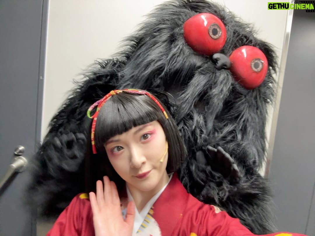 Rina Ikoma - 4.2K Likes - #ミュージカル #どろんぱ

本日もご来場いただき誠にありがとうございました✨✨

皆さまの熱い熱い応援の気持ちや拍手かパワーになってます！！
まだまだ伝承の森でどろんぱしておりますので、気になる方は覗きに来てください😈

写真は、
毛羽毛現くん！！

闇落ちムック！！けけ！かわいい！！
けけの芯は#横山慶次郎 くんがやってます（小声）

横山くんは、舞台風都探偵でも共演していて
仮面ライダーアクセルのトライアルをやってました。

言わば、生駒の旦那です。

なんの話？って方は
仮面ライダーWを観るんだ！！全て解決します！！

横山くんの素面のアクションはもちろんなんだけど、被った時の爆発力がすごいのよ。
いつもおおらかな雰囲気だから、どこにそんな引き出しあったんだろうと毎回ワクワクしちゃいます！！

色々かわいい事してるから、是非目を凝らして観てください！！
黒いからさ笑