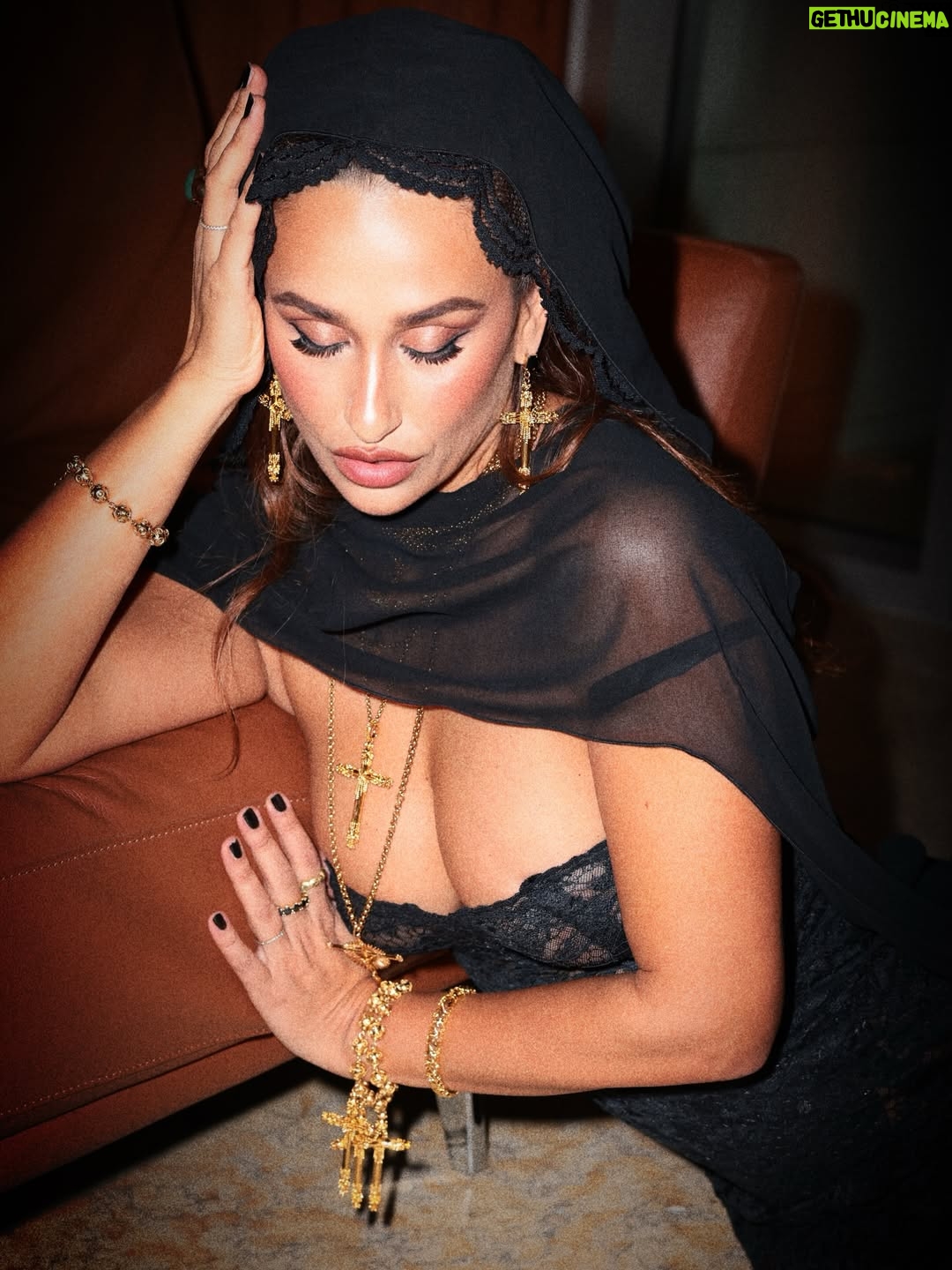 Rita Pereira - 55.8K Likes - Eu avisei que não ia ser humilde 🤭

Tenho de deixar aqui um “props” ao @joaopaulo____________ que me fotografou em literalmente 15 mn e fez este trabalho digno de um editorial de revista 🙌🏾🙌🏾🙌🏾 Obrigada João, és incrível 👏🏾👏🏾👏🏾

Obrigada @madmoisellehairstylist por este cabelo de sonho, um dos meus preferidos de sempreee!!! @griffehairstyle 

@andreiadealmeidamua you slay!!! Que makeup 🙌🏾🙌🏾🙌🏾

E manas @atelierfusion a fazerem outfit e styling sem eu ter de me preocupar com nada!!! Arrasaram muito!!! Obrigada 🤎

PS- A última foto não é do João 😂😂😂