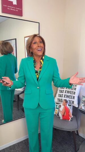 Robin Roberts Instagram - Good morning beautiful people! Happy to be back with Glam Fam to share with you our #tuesdaythoughts
#cmon 😘