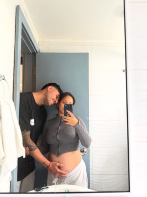 Rocío Toscano Instagram - Ensimismada creando hogar. Ni en mis mejores sueños me imaginé esta hermosa familia, estoy enamorada de nosotros e infinitamente agradecida💖🫶🏼 20 tantas semanas 😅