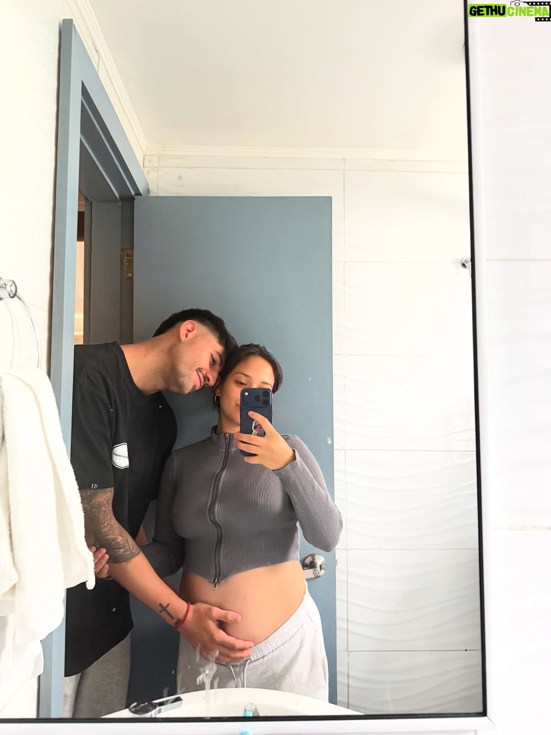 Rocío Toscano - 27.3K Likes - Ensimismada creando hogar. Ni en mis mejores sueños me imaginé esta hermosa familia, estoy enamorada de nosotros e infinitamente agradecida💖🫶🏼 20 tantas semanas 😅