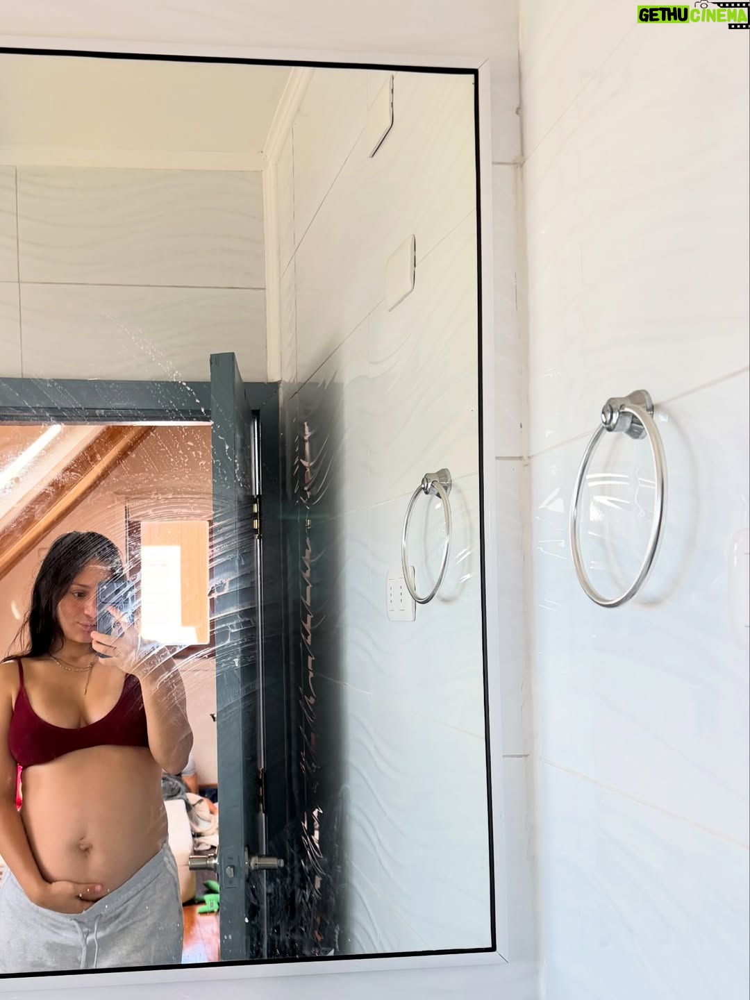 Rocío Toscano - 27.3K Likes - Ensimismada creando hogar. Ni en mis mejores sueños me imaginé esta hermosa familia, estoy enamorada de nosotros e infinitamente agradecida💖🫶🏼 20 tantas semanas 😅