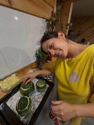 Rocío Toscano Instagram - Ensimismada creando hogar. Ni en mis mejores sueños me imaginé esta hermosa familia, estoy enamorada de nosotros e infinitamente agradecida💖🫶🏼 20 tantas semanas 😅