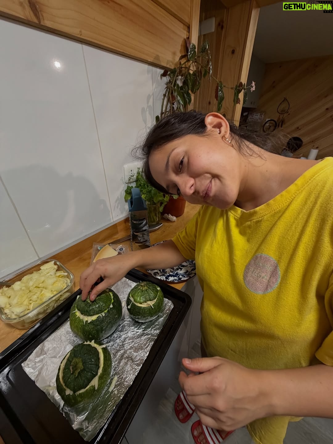 Rocío Toscano - 27.3K Likes - Ensimismada creando hogar. Ni en mis mejores sueños me imaginé esta hermosa familia, estoy enamorada de nosotros e infinitamente agradecida💖🫶🏼 20 tantas semanas 😅