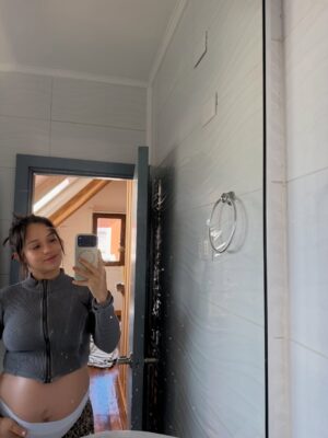 Rocío Toscano Instagram - Ensimismada creando hogar. Ni en mis mejores sueños me imaginé esta hermosa familia, estoy enamorada de nosotros e infinitamente agradecida💖🫶🏼 20 tantas semanas 😅