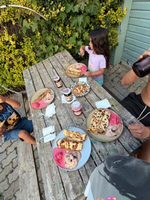 Rocío Toscano Instagram - Ensimismada creando hogar. Ni en mis mejores sueños me imaginé esta hermosa familia, estoy enamorada de nosotros e infinitamente agradecida💖🫶🏼 20 tantas semanas 😅