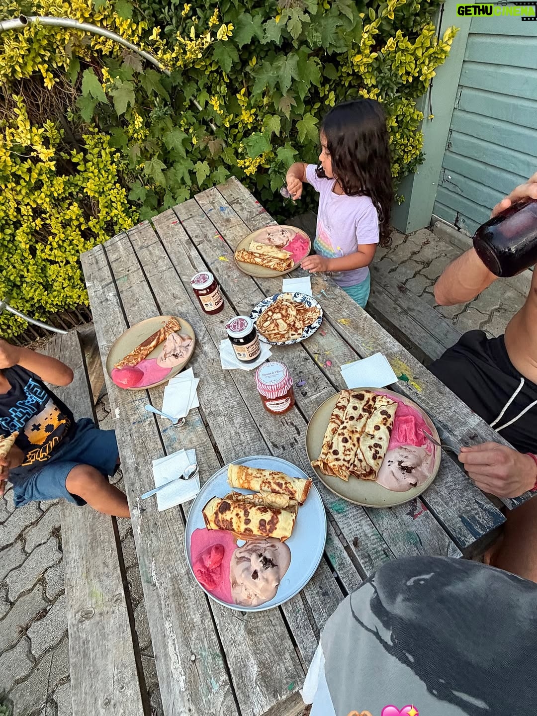Rocío Toscano - 27.3K Likes - Ensimismada creando hogar. Ni en mis mejores sueños me imaginé esta hermosa familia, estoy enamorada de nosotros e infinitamente agradecida💖🫶🏼 20 tantas semanas 😅