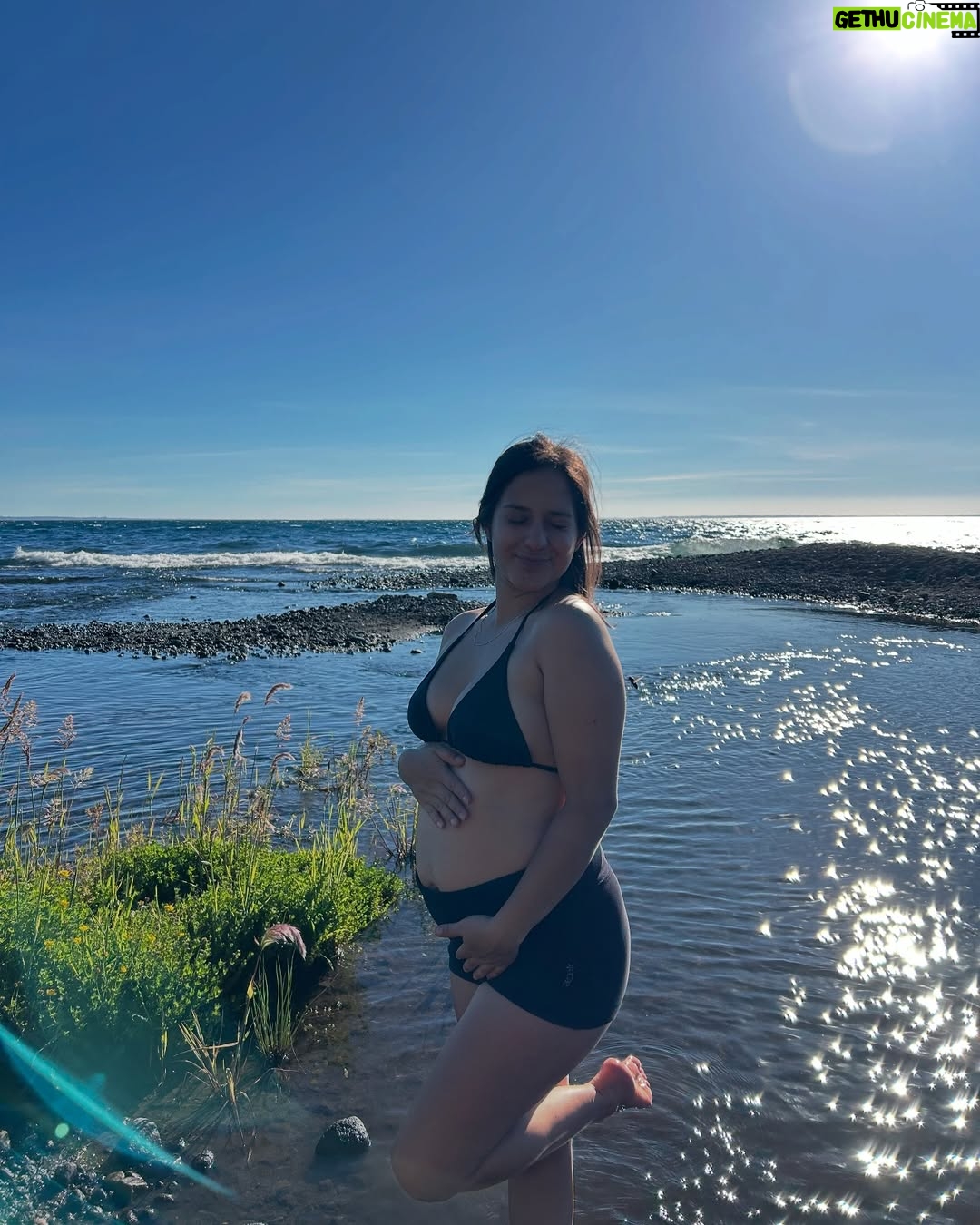 Rocío Toscano - 85.2K Likes - No sé cómo expresar mi felicidad por aquí. Todo ha sido muy muy muy lindo desde el segundo 1 hasta ahora; con él, con ellos, con este nuevo proceso✨ me siento tan amada, segura y tranquila en todo sentido. No cambiaría nada ni un segundo de mi vida, ninguna decisión, ninguna etapa y si tuviera que pasar por todos los traumas y dolores que he pasado a lo largo de mi vida lo haría mil veces solo para llegar acá siempre, a este presente siempre. ❤️‍🩹 

Feliz de estar creando vida nuevamente, al lado de mi Agus que como te explico lo hermoso que es. Me cuida tanto, me consciente, me ama, me regalonea me amaaaaaa de tan linda forma 🥹😭 me impacta la calidad de persona que es, bello y bueno por dentro y por fuera. Te amo mi vida, no me cabe ninguna duda que serás el mejor papá del universo. 

Agradecida de la vida y muy feliz con mi presente. ✨🤰🏻🙈✨