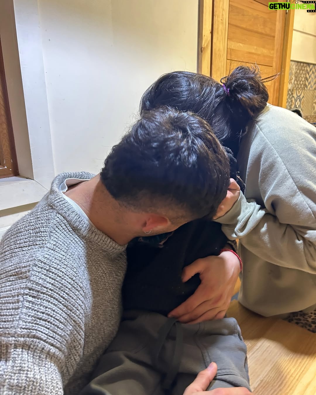 Rocío Toscano - 85.2K Likes - No sé cómo expresar mi felicidad por aquí. Todo ha sido muy muy muy lindo desde el segundo 1 hasta ahora; con él, con ellos, con este nuevo proceso✨ me siento tan amada, segura y tranquila en todo sentido. No cambiaría nada ni un segundo de mi vida, ninguna decisión, ninguna etapa y si tuviera que pasar por todos los traumas y dolores que he pasado a lo largo de mi vida lo haría mil veces solo para llegar acá siempre, a este presente siempre. ❤️‍🩹 

Feliz de estar creando vida nuevamente, al lado de mi Agus que como te explico lo hermoso que es. Me cuida tanto, me consciente, me ama, me regalonea me amaaaaaa de tan linda forma 🥹😭 me impacta la calidad de persona que es, bello y bueno por dentro y por fuera. Te amo mi vida, no me cabe ninguna duda que serás el mejor papá del universo. 

Agradecida de la vida y muy feliz con mi presente. ✨🤰🏻🙈✨