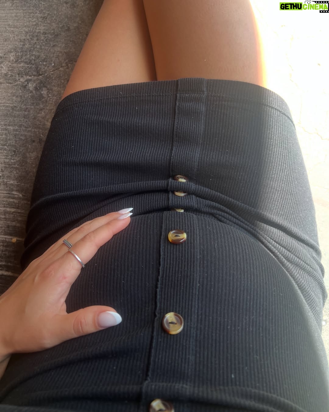 Rocío Toscano - 85.2K Likes - No sé cómo expresar mi felicidad por aquí. Todo ha sido muy muy muy lindo desde el segundo 1 hasta ahora; con él, con ellos, con este nuevo proceso✨ me siento tan amada, segura y tranquila en todo sentido. No cambiaría nada ni un segundo de mi vida, ninguna decisión, ninguna etapa y si tuviera que pasar por todos los traumas y dolores que he pasado a lo largo de mi vida lo haría mil veces solo para llegar acá siempre, a este presente siempre. ❤️‍🩹 

Feliz de estar creando vida nuevamente, al lado de mi Agus que como te explico lo hermoso que es. Me cuida tanto, me consciente, me ama, me regalonea me amaaaaaa de tan linda forma 🥹😭 me impacta la calidad de persona que es, bello y bueno por dentro y por fuera. Te amo mi vida, no me cabe ninguna duda que serás el mejor papá del universo. 

Agradecida de la vida y muy feliz con mi presente. ✨🤰🏻🙈✨