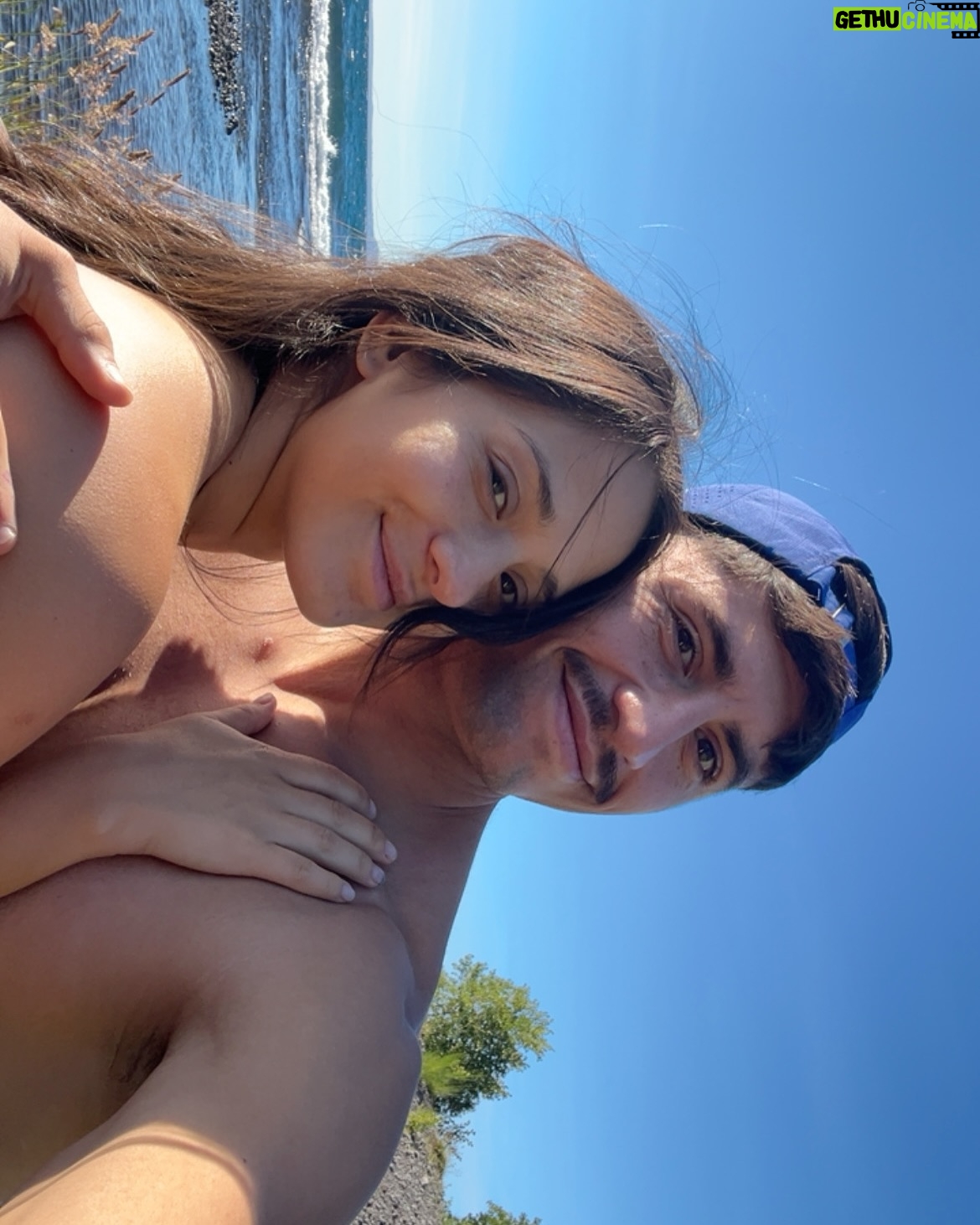 Rocío Toscano - 85.2K Likes - No sé cómo expresar mi felicidad por aquí. Todo ha sido muy muy muy lindo desde el segundo 1 hasta ahora; con él, con ellos, con este nuevo proceso✨ me siento tan amada, segura y tranquila en todo sentido. No cambiaría nada ni un segundo de mi vida, ninguna decisión, ninguna etapa y si tuviera que pasar por todos los traumas y dolores que he pasado a lo largo de mi vida lo haría mil veces solo para llegar acá siempre, a este presente siempre. ❤️‍🩹 

Feliz de estar creando vida nuevamente, al lado de mi Agus que como te explico lo hermoso que es. Me cuida tanto, me consciente, me ama, me regalonea me amaaaaaa de tan linda forma 🥹😭 me impacta la calidad de persona que es, bello y bueno por dentro y por fuera. Te amo mi vida, no me cabe ninguna duda que serás el mejor papá del universo. 

Agradecida de la vida y muy feliz con mi presente. ✨🤰🏻🙈✨