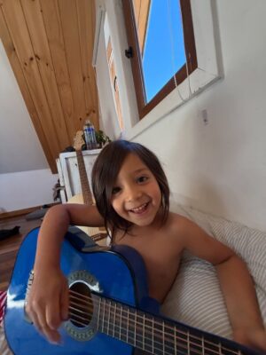 Rocío Toscano Instagram - Ensimismada creando hogar. Ni en mis mejores sueños me imaginé esta hermosa familia, estoy enamorada de nosotros e infinitamente agradecida💖🫶🏼 20 tantas semanas 😅