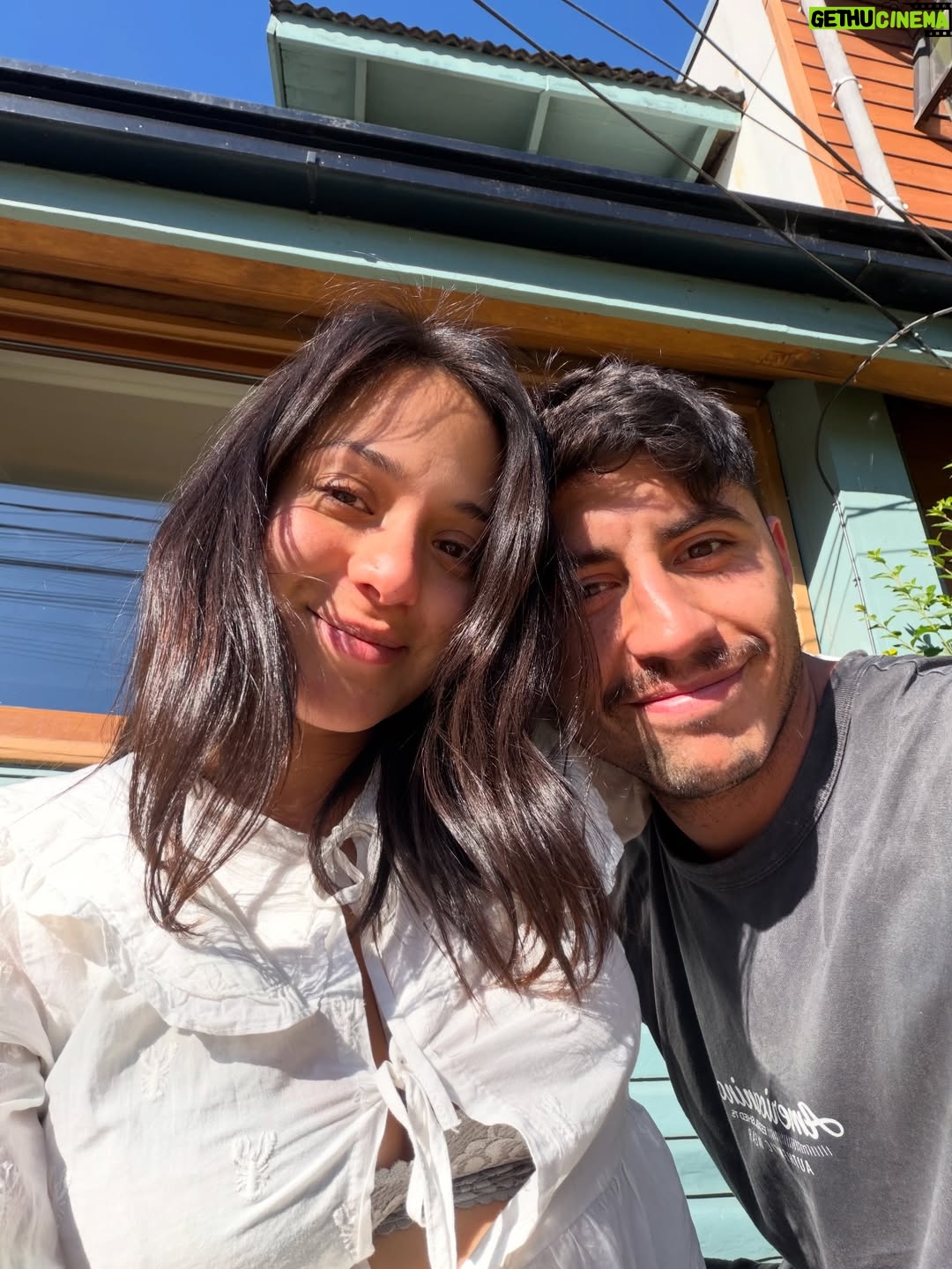 Rocío Toscano - 27.3K Likes - Ensimismada creando hogar. Ni en mis mejores sueños me imaginé esta hermosa familia, estoy enamorada de nosotros e infinitamente agradecida💖🫶🏼 20 tantas semanas 😅