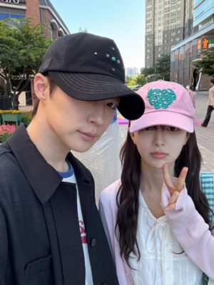 Roh Jeong-eui Instagram - #우주를줄게 오늘 밤 10시 40분 tvN에서 첫 방송 🚀
우리사랑둥이 우주보러 오세요☺️