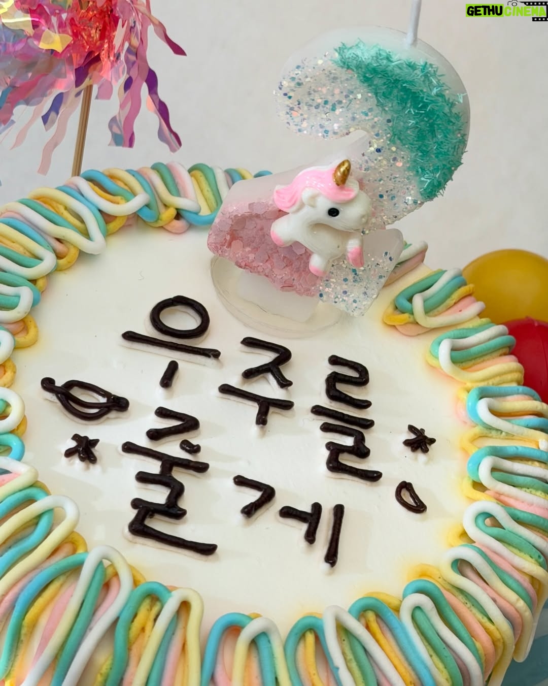 Roh Jeong-eui - 895.4K Likes - #우주를줄게 를 많이 사랑해주셔서 감사합니다💘
우주와 우주네를 사랑해주셔서 감사합니다
우주를 만날 수 있어서, 우주이모일 수 있어서, 현진이가 될 수 있어서 행복했던 시간들이었습니다🥹
모두 사랑으로 가득한 날들로 가득하시길 바랍니다✨
감사했습니다! 사랑합니다 !
팀우주사랑하고 ♥️
현진팀도 현진이 만들어주느라 고생했어요♥️
안녕! 
우주를 줄게✨