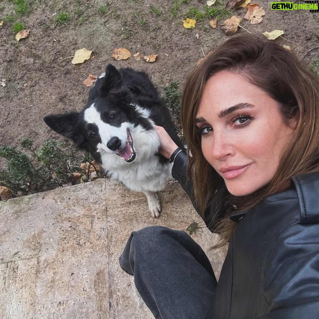 Rojda Demirer - 16.1K Likes - Selfie deyince de biz😎 #mango #doby 🐕 🐕 güzel kızlarım benimm❤️❤️