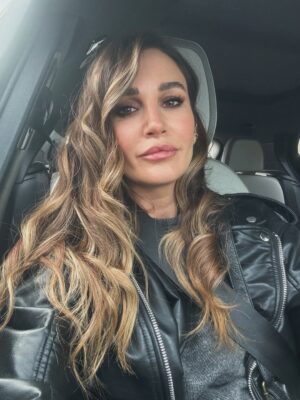 Rojda Demirer Instagram - Yine harika bir dokunuÅ @saloonblack š«¶ saƧla birlikte moralin de yükselmesi ,kadın olmanın olmazsa olmazlarındanšš¤·š»āāļø
#reklam