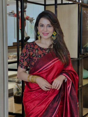 Roop Durgapal Instagram - Bas yunhi… Sankalp dekho sab log !!!! 😁😍😌
.
.
.
.
#saree #roopdurgapal