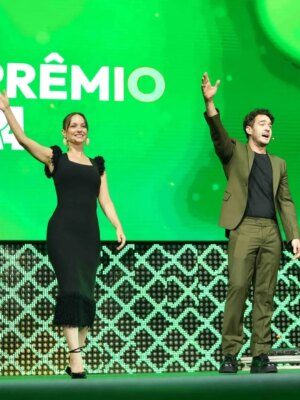 Rosanne Mulholland Instagram - Esse mês teve um casal charmoso apresentando evento em São Paulo. ❤️✨️ 

Meu styling: @garandrastyle 
Beleza: @quaresmamua e @edilsonferreiramakeup