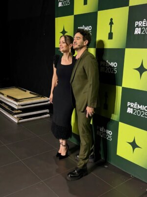 Rosanne Mulholland Instagram - Esse mês teve um casal charmoso apresentando evento em São Paulo. ❤️✨️ 

Meu styling: @garandrastyle 
Beleza: @quaresmamua e @edilsonferreiramakeup