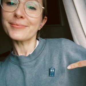 Rose Ayling-Ellis Instagram - Wearing my new badge with pride, itβs bigger on the inside! πͺπ«β¨
@bbcdoctorwho @disneyplusuk
S2 E3 The Well
