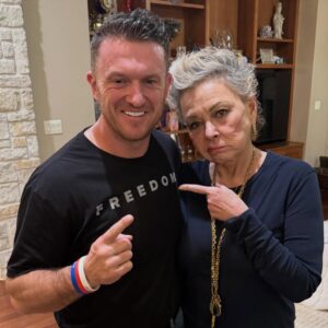 Roseanne Barr Instagram - Roseanne sits down with British activist and journalist Tommy Robinson for a wide-ranging and controversial conversation about mass immigration, Islamic extremism and the limits of free speech in the modern West.
Robinson explains how his activism began around Islamist extremism and the grooming gang scandals in the U.K., and why he believes authorities and media institutions have avoided openly discussing the issue out of fear of being labeled racist or Islamophobic. He also recounts the events that led to his time in prison—when he was jailed for contempt of court after livestreaming outside a grooming-gang trial that the U.K. government was trying to suppress.
The two discuss why these topics remain so explosive in public debate and why Robinson believes many journalists and politicians refuse to address them directly.
It’s a blunt and often uncomfortable discussion about Islam, censorship, media narratives, and the price people pay for challenging powerful institutions in a rapidly changing world. #roseanne #roseannebarr #roseannebarrpodcast #tommyrobinson