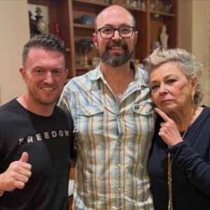 Roseanne Barr Instagram - Roseanne sits down with British activist and journalist Tommy Robinson for a wide-ranging and controversial conversation about mass immigration, Islamic extremism and the limits of free speech in the modern West.
Robinson explains how his activism began around Islamist extremism and the grooming gang scandals in the U.K., and why he believes authorities and media institutions have avoided openly discussing the issue out of fear of being labeled racist or Islamophobic. He also recounts the events that led to his time in prison—when he was jailed for contempt of court after livestreaming outside a grooming-gang trial that the U.K. government was trying to suppress.
The two discuss why these topics remain so explosive in public debate and why Robinson believes many journalists and politicians refuse to address them directly.
It’s a blunt and often uncomfortable discussion about Islam, censorship, media narratives, and the price people pay for challenging powerful institutions in a rapidly changing world. #roseanne #roseannebarr #roseannebarrpodcast #tommyrobinson