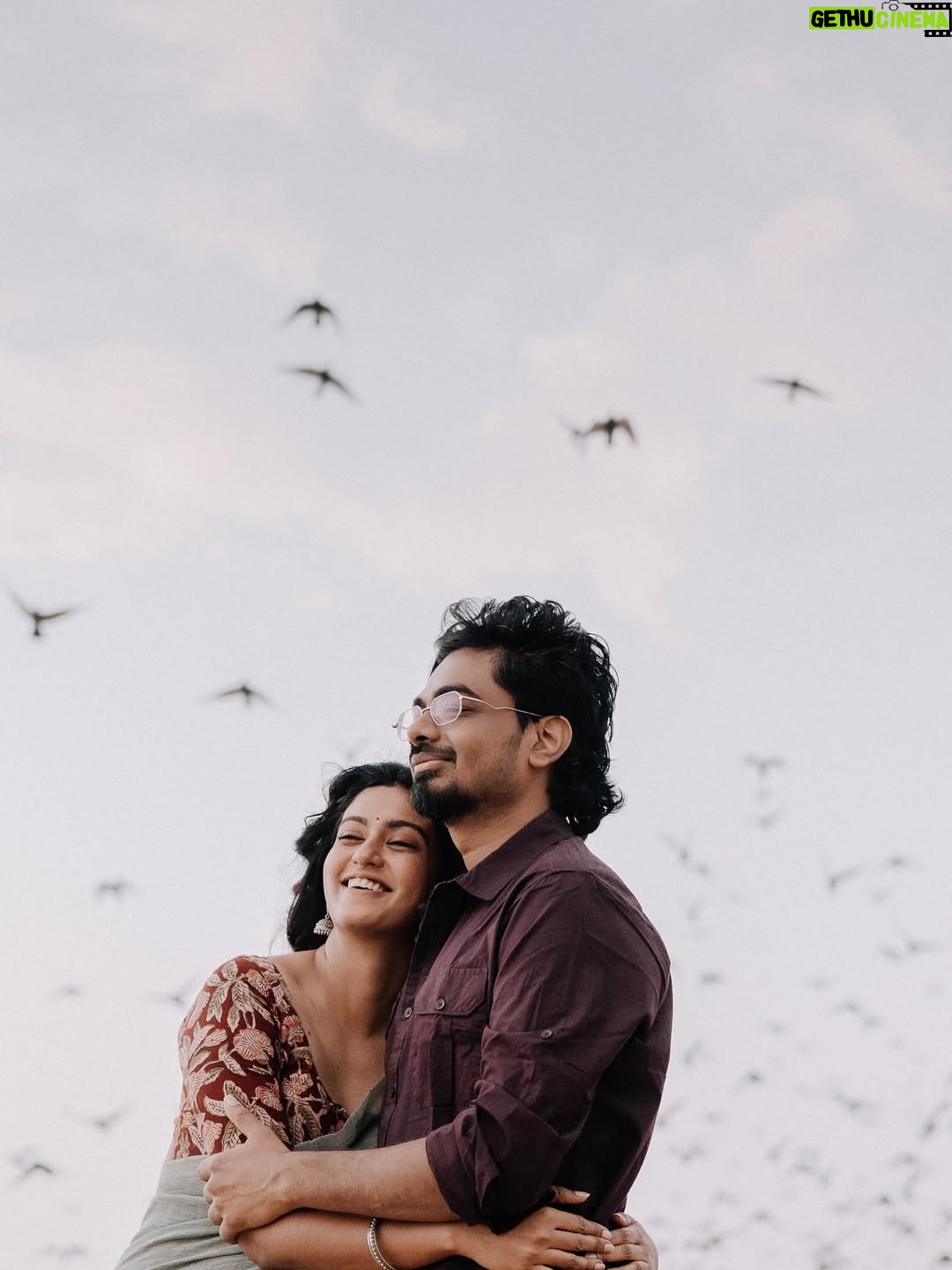 Roshini Haripriyan - 288.4K Likes - முதல் பக்கம் ♥️

Shot by @navin.appu @therootnarratives 

#grateful